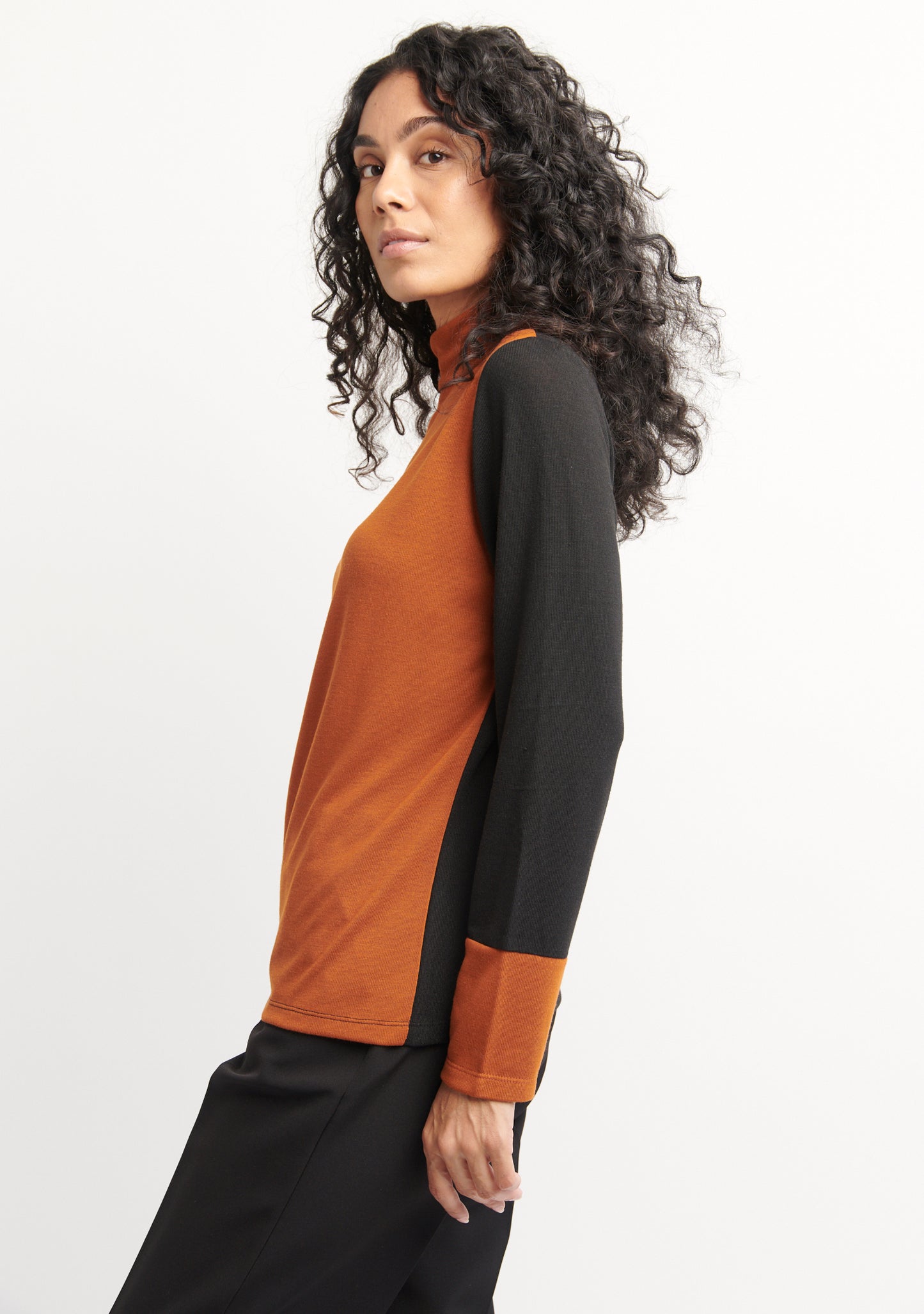 SOUS-PULL PUCHA UNI NOIR ET TABAC