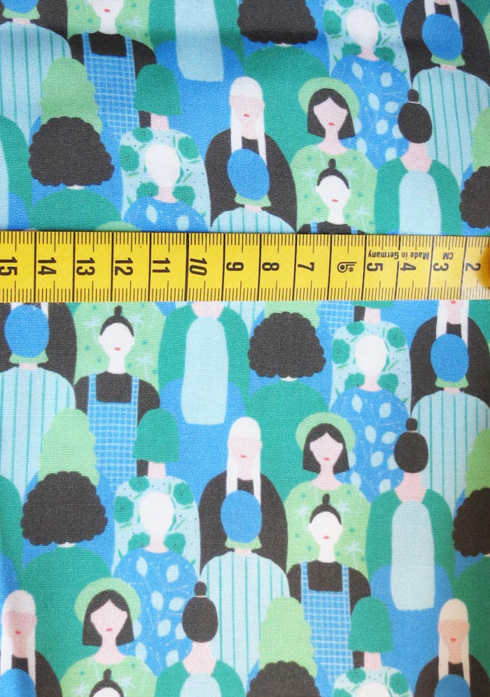 TISSU EN CREPE DE VISCOSE FLUIDE IMPRIME GRAPHIQUE FOULE BLEU