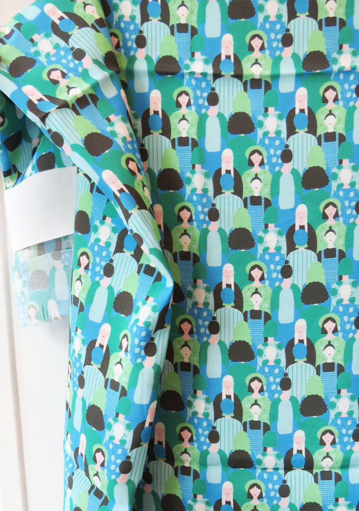TISSU EN CREPE DE VISCOSE FLUIDE IMPRIME GRAPHIQUE FOULE BLEU