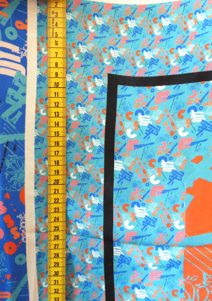 TISSU EN CREPE DE VISCOSE FLUIDE IMPRIME GRAPHIQUE FOULARD TYPO BLEU ET ORANGE