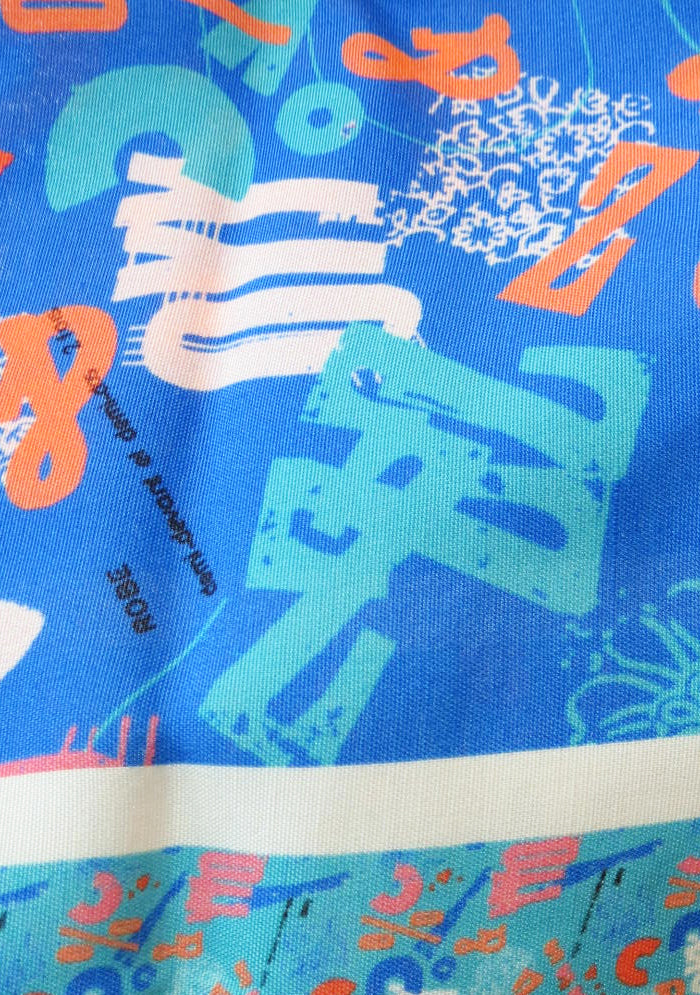 TISSU EN CREPE DE VISCOSE FLUIDE IMPRIME GRAPHIQUE FOULARD TYPO BLEU ET ORANGE