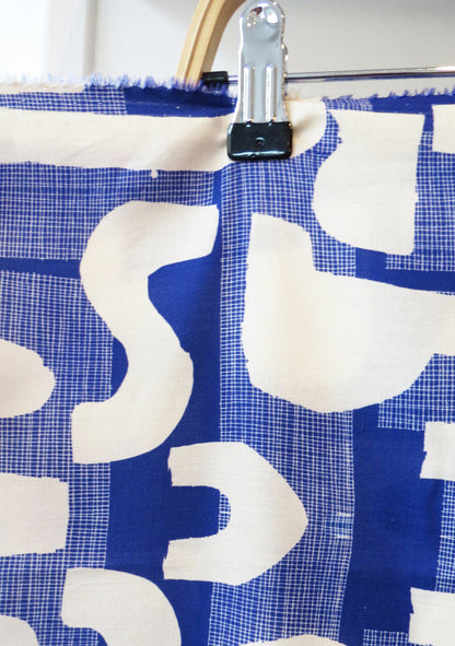 TISSU EN COTON LÉGER IMPRIMÉ GRAPHIQUE BLEU ET BLANC MIRAGE