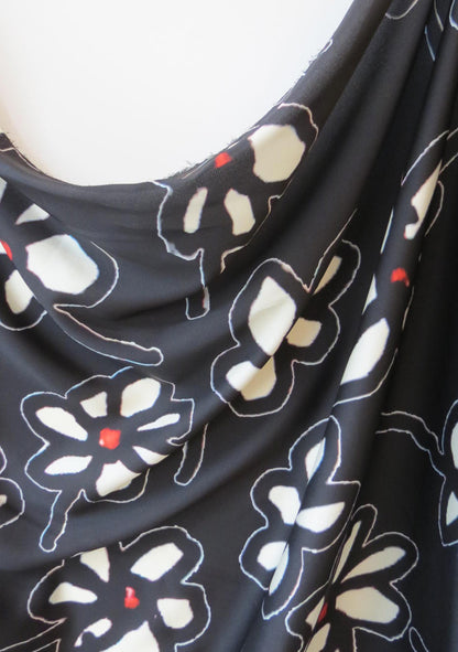 TISSU EN SATIN DE POLYESTER IMPRIMÉ GROSSES MARGUERITES NOIR ET ROUGE