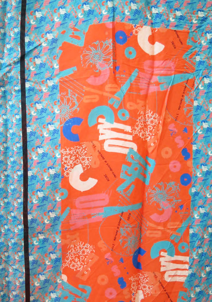TISSU EN CREPE DE VISCOSE FLUIDE IMPRIME GRAPHIQUE FOULARD TYPO BLEU ET ORANGE