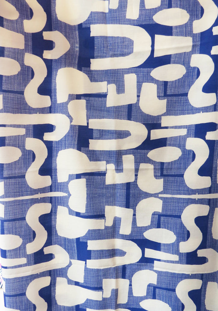 TISSU EN COTON LÉGER IMPRIMÉ GRAPHIQUE BLEU ET BLANC MIRAGE
