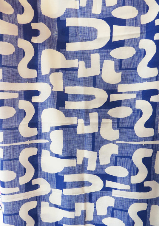 TISSU EN COTON LÉGER IMPRIMÉ GRAPHIQUE BLEU ET BLANC MIRAGE