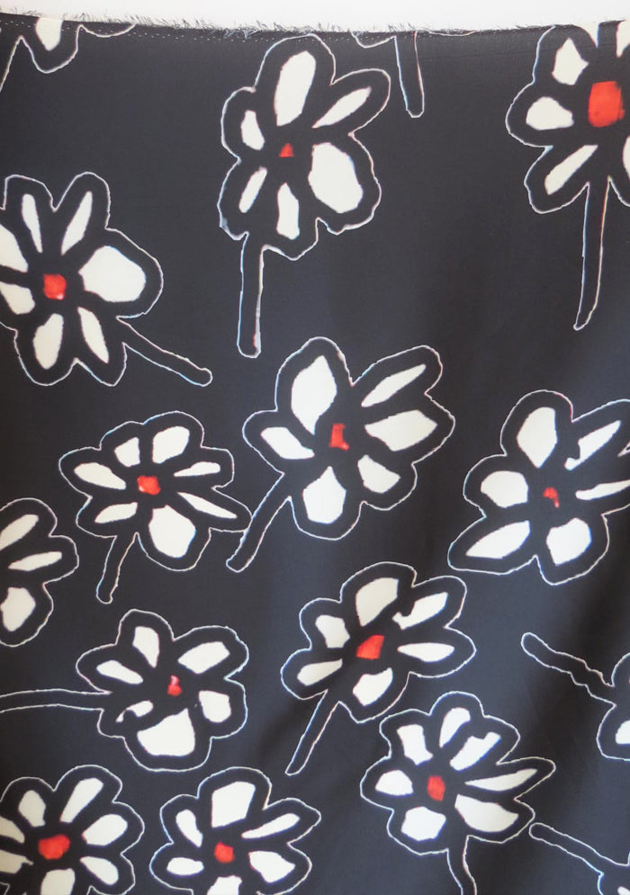 TISSU EN SATIN DE POLYESTER IMPRIMÉ GROSSES MARGUERITES NOIR ET ROUGE